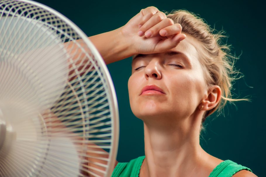 žena se rashlađuje pred ventilatorom