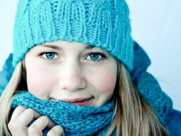 devojka sa zimskom kapom
