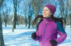 žena trči zimi